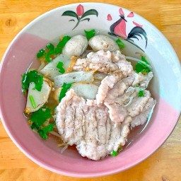 ก๋วยเตี๋ยวชลบุรี ณ โคราช หน้าวัดสระแก้ว